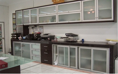 tủ bếp làm từ nhôm và kính thường
